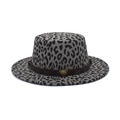 Flacher Hut mit Leopardenmuster aus Wollfilz mit braunem Lederband und Metallabzeichen - M(56-58cm) / Grau