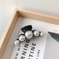 Elegante pinza per capelli nera con cinque perle bianche sfumate dal design minimalista - No. 5 Cinque Perle Medio Nero 7cm