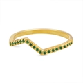 Macro-opname van V-vormige gouden ring met micro-gezet groene edelstenen - US 10 / Groene Zirkonia
