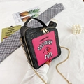 Detail der kreativen Ölkannen-Handtasche mit Paillettenglitzer und kräftiger Stickerei - Schwarz