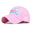 Détail d'une casquette en coton rose avec broderie Arizona et motif vintage 1932 - Réglable / Rose