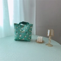 Dettaglio della borsa floreale verde salvia con bottone vintage e manici in fettuccia - Base Verde Floreale