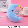 Süßer himmelblauer Mond-Plüschanhänger mit Sternstickerei und Pompon, Höhe 10 cm - 10cm / Mondkönigin