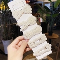 Dettaglio di cinque fermagli per capelli con perle fatte a mano su scheda di supporto - Set da 5 pezzi 1