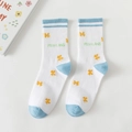Simpatici calzini in cotone bianco e blu con fiocco giallo e ricamo POOH LANG - Fiocco