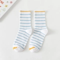 Calze traspiranti in cotone bianco con strisce blu e dettagli a blocchi di colore giallo - A righe