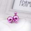 Boucles d'oreilles double perle rose vif avec finition métallique brillante sur plat blanc - Rose