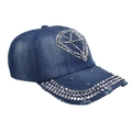Détail d'une casquette de baseball en jean bleu avec motif diamant en strass argentés - Diamant