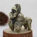 Vista macro della texture della statuetta a gorilla in ottone su base di legno - Gorilla di bronzo