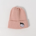 Rosa gerippte Strickmütze für Kinder mit minimalistischem Cartoon-Jungen-Stickaufnäher - Rosa