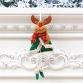 Weihnachts-Rentier-Filzanhänger mit rotem Schal und grünem Umhang an einem Tannenzweig - Elch