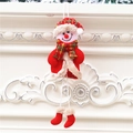 Weihnachts-Schneemann-Plüschfigur mit rot-weißem Strickoutfit und grünem Karomuster - Schneemann