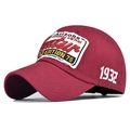 Dettaglio del ricamo 3D su cappellino bordeaux in cotone con finiture vintage Arizona 1932 - Regolabile / Rosso