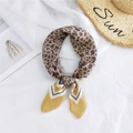 Sciarpa di seta leopardata con motivo geometrico giallo per accessori capelli da donna - Leopardo Giallo con Cornice Bicolore / 58x58cm