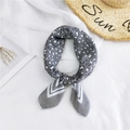 Foulard di seta leopardato grigio con bordi geometrici bianchi su lino morbido - Leopardo Grigio con Cornice Bicolore / 58x58cm