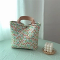 Dettaglio di borsa floreale vintage con chiusura a bottone a pressione in bronzo retrò - Base Bianca Fiore Rosa