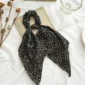 Dettaglio dell'elastico per capelli nero con fiori arancioni e nastro in stile retrò - Piccolo Motivo Floreale Nero