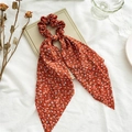 Elastico per capelli rosso floreale con fiori bianchi e blu su sfondo di lino - Fiori Rossi