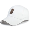 Gorra de béisbol blanca de algodón con etiqueta de cuero marrón y borde cosido - Ajustable / Blanco con etiqueta marrón