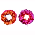 Dettaglio di elastici scrunchies metallizzati sfumati rosa con trama lucida - Rosso Arancio