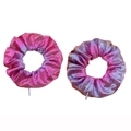 Dettaglio di due elastici scrunchie sfumati rosa-viola con trama metallica lucida - Rosa Rossa
