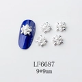 Détail macro de charmes d'ongles fleurs argentées 9x9mm avec perles sur manucure - Style Fleur Perle Ajourée Argentée (6687)