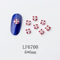 Détail macro de charmes d'ongles flocons rouges avec base en alliage et strass - Style Flocon de Neige Pierre Rouge Argenté (6700)