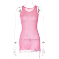 Dettaglio dell'abito in maglia rosa con scollo rotondo e rifiniture di frange sul fondo - S / Rosa Rosso