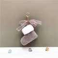 Detalle del llavero de bota de Navidad de felpa con lazo morado y cierre dorado - Gris