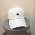 Cappellino da baseball bianco classico con ricamo della lettera M nera su base - Bianco (Lettera M)
