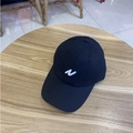 Casquette de baseball en coton noir avec lettre N blanche brodée sur table en bois - Noir (Lettre N)