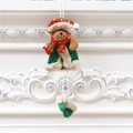 Weihnachts-Teddybär-Anhänger mit rot-grüner Karomütze und festlichem grünen Samtumhang - Bär