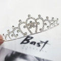 Élégant diadème en strass argenté avec motifs de cœur ajourés et détails floraux - Couronne Fleur de Prunier