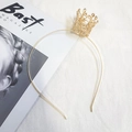 Serre-tête tiare doré élégant avec motif couronne rétro ajourée sur tissu blanc - Serre-tête couronne anneau doré