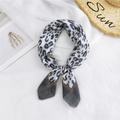 Sciarpa in cotone e lino con stampa leopardata nero-grigio, stile annodato estivo - Leopardo Nero Bianco / 58x58cm