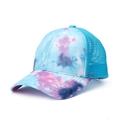 Dettaglio del motivo tie-dye blu e rosa sul tessuto e sulla rete del berretto da baseball - Celeste