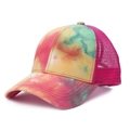Dettaglio cappello tie-dye colorato con rete rosa traspirante sul retro e visiera rigida - Giallo Rosso