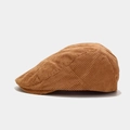 Seitenansicht der braunen Cord-Schirmmütze mit gerippter Textur und strukturierter Silhouette - M / Camel