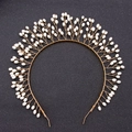 Makroaufnahme des goldfarbenen Perlen-Haarreifs mit weißen Perlen auf schwarzem Grund - Perle Radial Stil / KC Gold Perle Stil