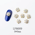 Vue macro de breloque ongle dorée 9x9mm avec strass en forme de flocon de neige évidé - Style Flocon de Neige Strass Doré (6689)