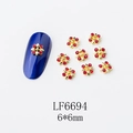 Détail de breloques ongles fleurs dorées 6x6mm avec strass rouges et dimensions - Style Fleur de Pierre Rouge Doré (6694)