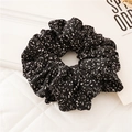 Coletero de tela negro con lunares blancos sobre un fondo acolchado elegante y limpio - Negro con manchas de leopardo