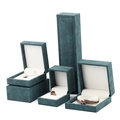 Set di portagioie in pelle verde scuro per anelli e collane con fodera bianco crema - Scatola per anelli / Ciano