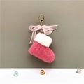 Detalle del llavero de bota navideña de felpa rosa con lazo de organza y cierre dorado - Rosa Rojo