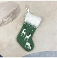 Dettaglio calza natalizia in lino verde con bordo in peluche bianco e stampa renna - Piccolo / Verde