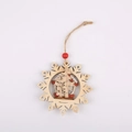 Ornamento natalizio in legno a fiocco di neve con intaglio albero e perla rossa - Stile 2