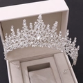 Dettaglio macro della lussuosa tiara da sposa con strass scintillanti in confezione - Argento Spesso Strass Bianchi