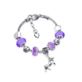 Detailansicht eines silbernen Schlangenarmbands mit lila Perlen und Einhornanhänger - Dunkelviolettes Einhorn