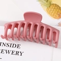 Dettaglio della grande molletta per capelli rosa opaca con design biforcato su sfondo bianco - Rosa scuro opaco