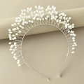 Detailansicht eines Haarreifens aus Silberdraht mit weißen Reisperlen-Verzierungen - Perle Radial Stil / Silber Perle Stil